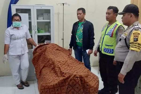 JASAD: Jasad Soleh Afrianto usai gantung diri dibawa ke Puskesmas Batang Kuis.