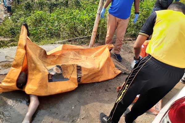 EVAKUASI: Tim SAR dan Polsek mengevakuasi jasad korban hanyut di sungai. batara/ SUMUT POS