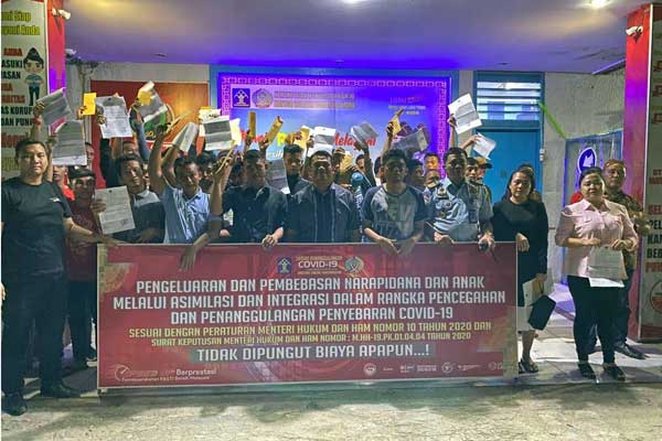 FOTO: Kalapas Lubukpakam, Jhonny H Gultom, dan Humas lAPAS, RF Sianturi, foto bersama 40 warga binaan yang dilepaskan, di depan Lapas Lubukpakam, Jumat (3/4).