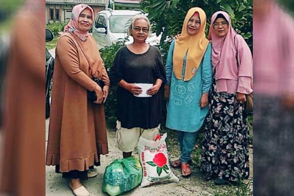 BERSAMA: Panitia Bakti Sosial Alumni SMPN 3 Binjai Tahun 1979 saat memberikan bantuan kepada teman seangkatan yang kurang mampu di Binjai, Kamis (8/10).