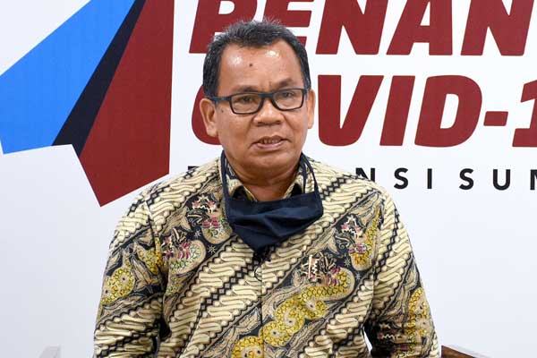 TEMU PERS: Abdul Hakim Siagian dalam konferensi pers di Media Center Gugus Tugas Penanganan Percepatan Covid-19 Kantor Gubsu, Senin (20/4).