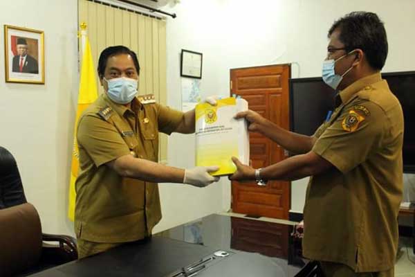 TERIMA: Bupati Dairi, Eddy Keleng Ate Berutu (kiri) menerima dokumen pengalokasian dana pencegahan penanggulangan Covid-19 dari pelaksana Kepala BKAD, Dekman Sitopu, Selasa (28/4).