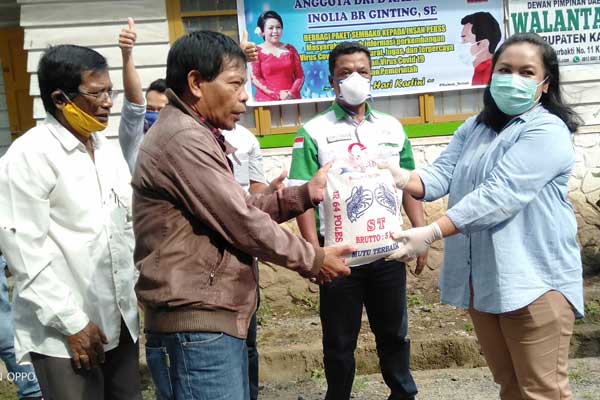 BANTUAN: Inolia br Ginting memberikan paket sembako pada Wakil Ketua Koswari Karo, Gogo Barus solideo/ SUMUT POS