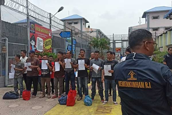 BEBAS Sebanyak 48 narapidana yang dibina di Lapas Klas 1A Tanjung Gusta Medan, mendapatkan kebebasan melalui program asimilasi dan pembebasan bersyarat terkait Covid-19, Kamis (2/4).