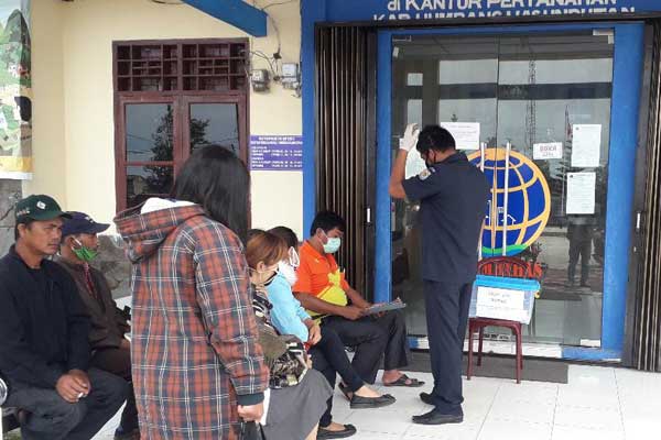 TUNGGU: Pengunjung yang mengurus adminitrasi pertanahaan di kantor BPN, tampak lagi menunggu, tepatnya depan pintu masuk. gamel/sumut pos