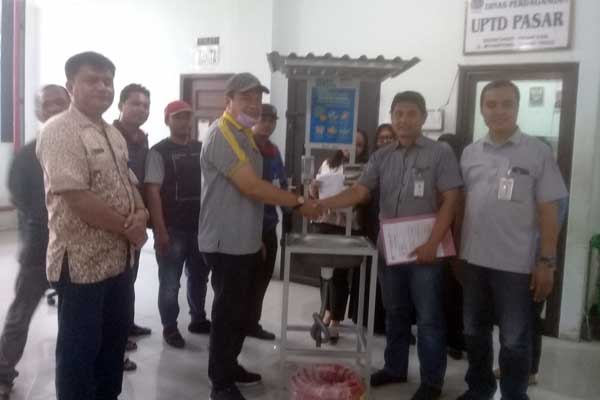 TERIMA: Kadis Perdagangan Kota Tebingtinggi Gul Bakhri Siregar menerima bantuan CSR alat cuci tangan dari Kepala BRI Unit Ahmad Yani Kota Tebingtinggi, Endy Muheri, Jumat (3/4).