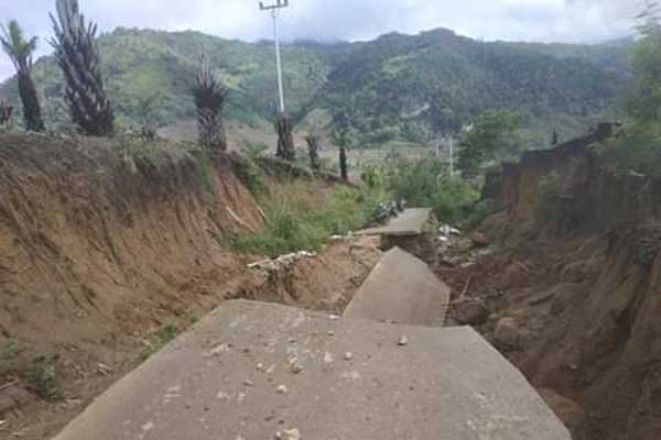 PUTUS: Badan jalan menuju Desa Alur Subur Kecamatan Tanah Pinem Kabupaten Dairi putus total karena diguyur hujan lebat menyebabkan akses kendaraan terputus. RUDY SITANGGANG/SUMUT POS