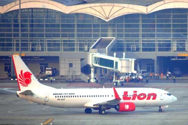 PESAWAT: Pesawat Lion Air bersiap terbang dari Bandara Kualanamu, Sumut, Jumat (24/4). Kemarin adalah pelayanan terakhir penerbangan komersial dari KNIA, pascalarangan mudik yang diterapkan pemerintah. Larangan terbang berlaku hingga 1 Juni 2020. 