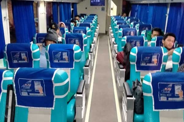 SEPI: Penumpang kereta api Sumut tampak sepi sejak wabah corona. PT KAI Divisi Regional Wilayah I Sumut saat ini membatasi jumlah penumpang.