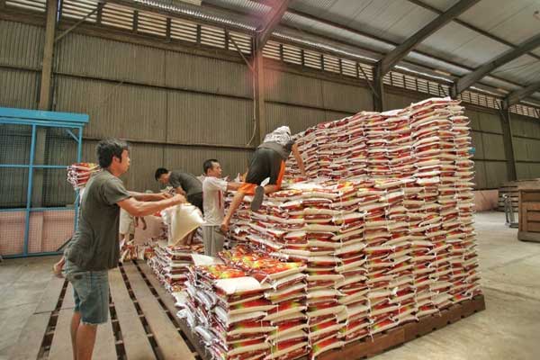 BERAS: Pekerja tengah sibuk menyusun beras di gudang GBB Pulo Brayan. Bulog Medan memastikan akan selesai mendistribusikan beras bantuan Pemko Medan ke 21 kecamatan pada Sabtu (18/4).