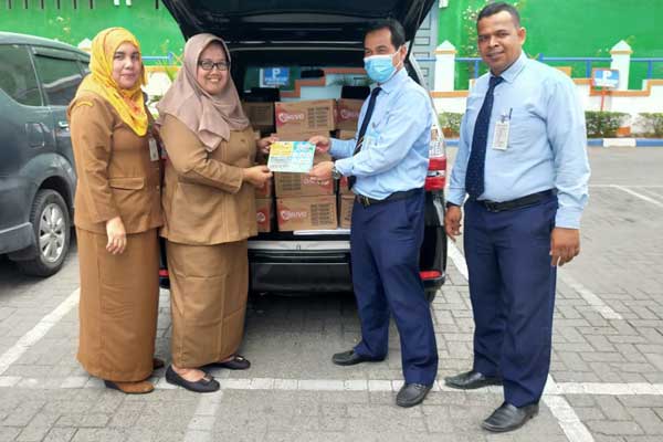 BERIKAN: Disdukcapil memberikan masker dan hand sanitizer kepada stafnya