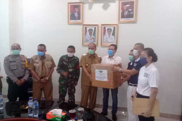 TERIMA: Wali Kota Tebingtinggi Umar Zunaidi Hasibuan didampingi Tim Gugus Tugas percepatan penanganan Covid 19 menerima bantuan alat ravit test dari Yayasan Buddha Tzu Chi Kota Tebingtinggi. sopian/sumut pos