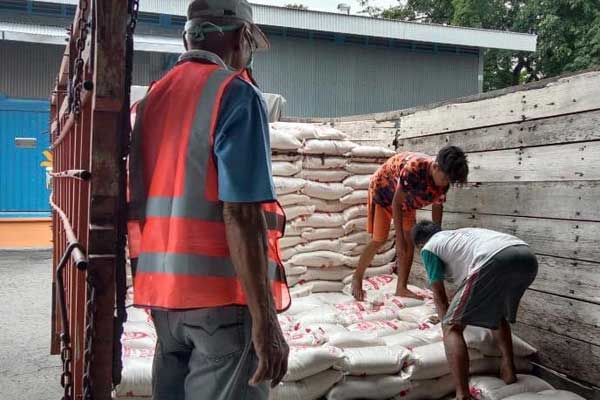 DISTRIBUSI: Aktivitas pendistribusian beras kepada masyarakat Kabupaten Deliserdang.