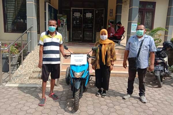 TERIMA: Hasan, penderita Disabilitas stroke, menerima bantuan sepeda motor modifikasi dari CSR Bulog dan Dinas Sosial Kota Tebingtinggi.