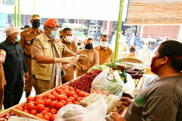 CEK HARGA: Bupati Sergai, Ir H Soekirman bersama Wakapolres, Kompol Sopyan dan para OPD Sergai mengecek harga bahan pokok di Pusat Pasar Ttradisional, Selasa (21/4). SURYA/SUMUT POS