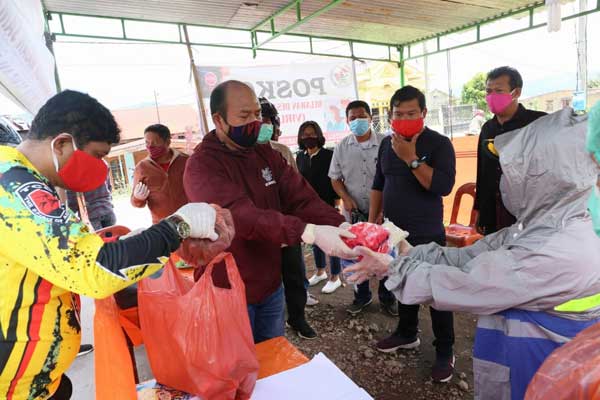 BERIKAN: Bupati Taput, Nikson saat meninjau lokasi posko sembari memberikan logistik.