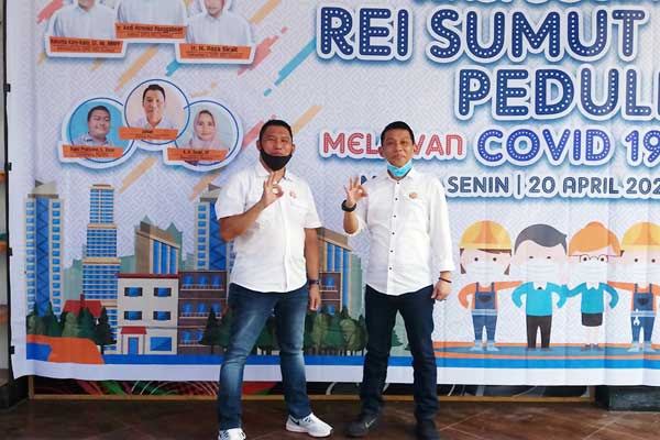 BERSAMA: Ketua DPD REI Sumut, Andi Atmoko Panggabean berfoto bersama Wakil Ketua DPD REI Sumut, sekaligus Ketua Panitia REI Peduli, Johan, di pelataran Kantor Sekretariat DPD REI Sumut, Komplek Tata Plaza, Jalan Kapten Muslim Medan, Senin (20/4). 