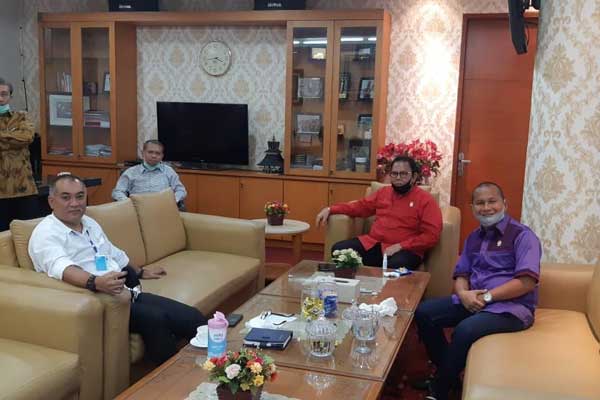 RUANG KERJA: Ketua DPRD Sumut, Baskami Ginting bersama Salman Alfarisi, Harun Mustafa Nasution, dan lainnya, di DPRD Sumut. prans/sumu tpos