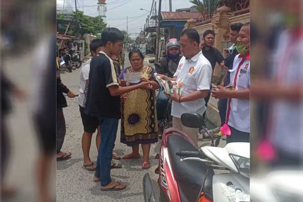 BAGIKAN: Dedy Aksyari Nasution ST bagikan masker kepada warga idi Medan Denai, Medan Area dan Medan Kota. markus/sumutpos