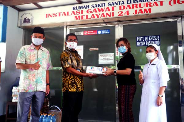 BANTUAN: Direktur Teknik Pelindo 1 Hosadi Apriza Putra (dua dari kiri) menyerahkan bantuan secara simbolis kepada Direktur RS Santa Elisabeth Medan. , dr MAria Christina pada Jumat 24 April 2020