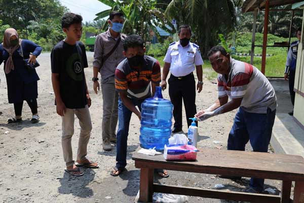 CUCI TANGAN: Sejumlah penumpang dan sopir angkutan jalani pemeriksaan kesehatan dan diwajibkan mencuci tangan sebelum masuk Labuhanbatu.