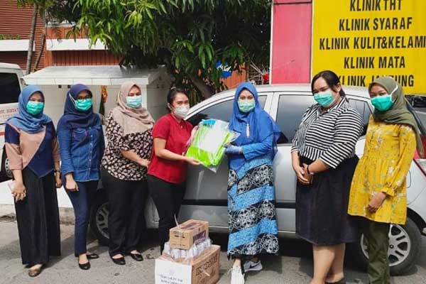BANTUAN: Ketua PC IAI Kota Medan, Hari Ronaldo Tanjung menyerahkan bantuan ke para apoteker di RS Bunda Thamrin Medan. pran/sumut pos