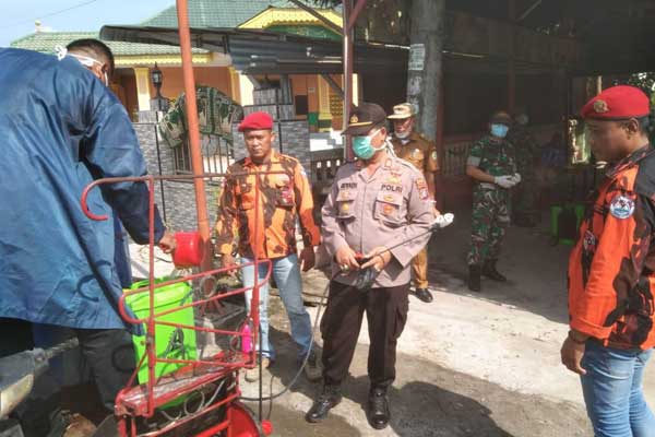 SEMPROT: Forkopimcam Pantai Cermin bersama Koti MPC PP Sergai wilayah Pantai Cermin melakukan penyemprotan disinfektan se-Kecamatan Pantai Cermin, Selasa (31/3). surya/sumut pos