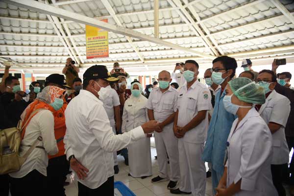 KUNJUNGI KOTA TANJUNGBALAI: Gubernur Sumatera Utara Edy Rahmayadi didampingi oleh Tim Gugus percepatan penanganan Covid 19 Sumatera Utara, Wali Kota Tanjungbalai M Syahrial, dan Bupati Asahan H Surya, memberi pengarahan kepada petugas kesehatan saat berkunjung ke Rumah Sakit Umum Daerah Tengku Mansyur di Kota Tanjungbalai, Rabu (8/4).