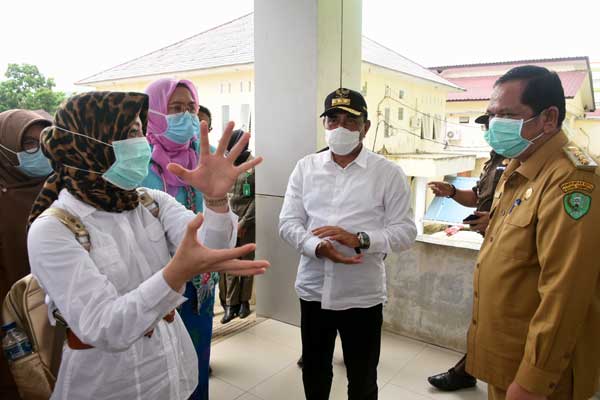 TINJAU: Gubsu Edy Rahmayadi, meninjau RSUD Padangsidimpuan, Jalan FL Tobing No. 10 Kota Padangsidimpuan, Selasa (7/4). Dalam kegiatan ini, Gubernur menyerahkan APD dan Rapid Test kepada pihak RS.