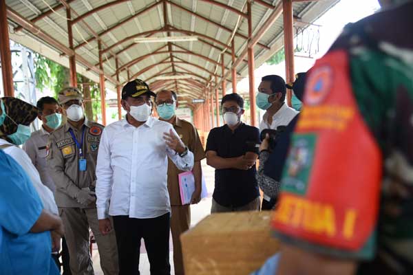 Biro Humas & Keprotokolan Setdaprovsu / Fahmi Aulia KUNJUNGI RSUD DJASAMEN SARAGIH: Gubernur Sumatera Utara Edy Rahmayadi didampingi Tim Gugus Tugas Percepatan Penanganan Covid-19 Sumatera Utara, Wali Kota Pematangsiantar Hefriansyah Noor, dan Bupati Simalungun JR Saragih, memberi pengarahan kepada petugas kesehatan saat berkunjung ke  RSUD Djasamen Saragih di Kota Siantar, Selasa (07/04).