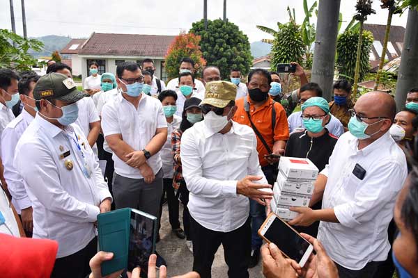 KUNJUNG: Gubernur Sumatera Utara (Sumut), Edy Rahmayadi didampingi Bupati Tapanuli Utara, Nikson Nababab saat berkunjung ke RSUD Tarutung sebagai RS rujukan untuk pasien Covid-19.