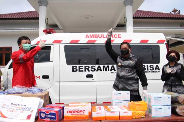 AMBULANCE: Ketua Gugus Tugas Percepatan Penanganan Covid-19 juga Bupati Dairi, Eddy Keleng Ate Berutu didampingi Ketua TP PKK Ny Romy Mariani menerima bantuan mobil ambulance, APD serta vitamin dari para donatur salahsatunya dari Presiden Direktur PT DPM, Ma Jinping. RUDY SITANGGANG/SUMUT POS