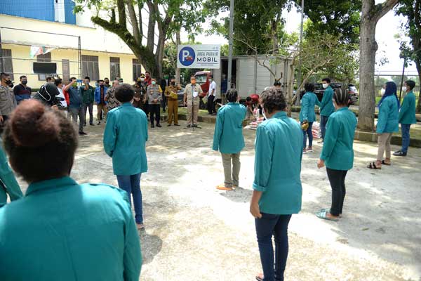 BANTUAN: Kadispora Sumut, Bahar Siagian (kiri), menyerahkan bantuan sembako dari Tim Gugus Tugas Percepatan Penanganan (GTPP) Covid-19 Sumut kepada mahasiswa Unimed dan USU, Selasa (28/4). Penyerahan sembako diterima mahasiswa yang lockdown di asrama selama pandemi Covid-19.