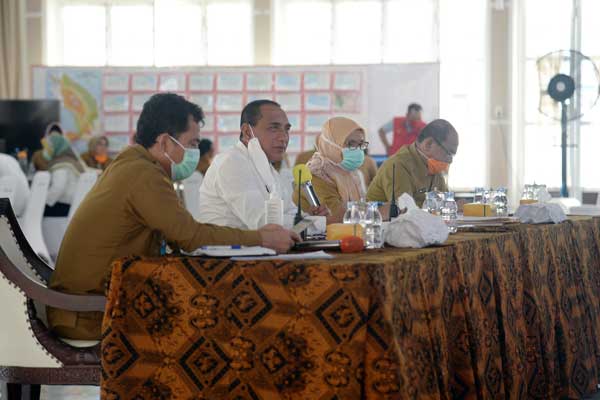 DIALOG: Gubernur Sumatera Utara Edy Rahmayadi berdialog dengan para akademisi terkait penanganan Covid-19 di Pendopo Rumah Dinas Gubernur, Jalan Sudirman Medan, Senin (20/4).