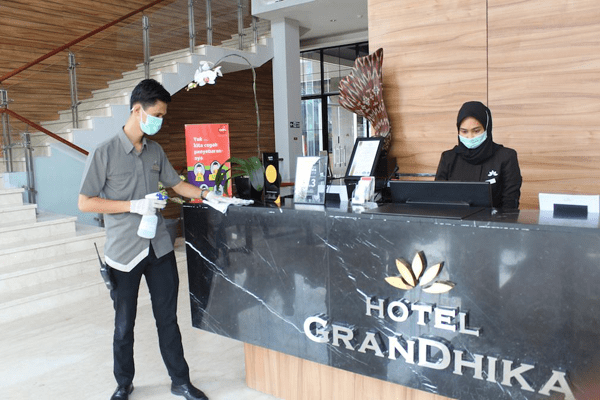 BERSIH: Karyawan Hotel GranDhika Setiabudi saat membersihkan bagian resepsionis.