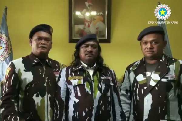 BERSAMA: Ketua DPD IPK Karo Gembira Ginting didampingi Sekretaris Bistok Situmorang dan Wakil Ketua DPD IPK Karo, Davit Kristian Sitepu saat memberi imbauan peduli COVID-19. solideo/SUMUT POS