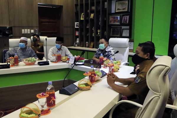TELECONFRENCE: Wali Kota Binjai, HM Idaham bersama tim Satgas Penanganan Covid-19 mendengarkan arahan Gubsu Edy Ramayadi dalam teleconfrence bersama Bupati/Wali Kota se-Sumut. laila/ SUMUT POS