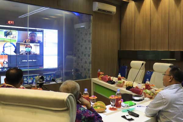 VIDCON: Wali Kota Binjai, HM Idaham melakukan vidcon dengan Ketua BPK RI Perwakilan Sumut, Nugroho Heru Wibowo di Ruang BCC, Kamis (16/4).