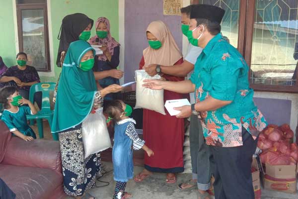 SERAHKAN: Ketua Fraksi Nusantara DPRD Sumut dari PPP, Jafaruddin Harahap menyerahkan sembako kepada masyarakat, Senin (20/4). ist/ SUMUT POS