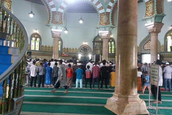 SALAT JUMAT: Salat Jumat di Masjid Raya Al Mashun Medan, Jumat (3/4) tampak ramai. Jumlah jamaah yang salat mencapai ratusan orang. dewi lubis/sumut pos