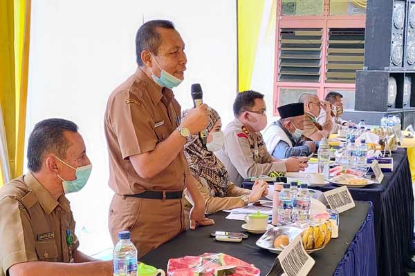 SAMBUTAN: Ketua Covid-19 Langkat bidang humas memberikan sambutan dan arahan dalam kegiatan sosialisasi protokol kesehatan di gedung Petrolia Bukit Kunci Pangkalansusu. ILYAS EFFENDY/ SUMUT POS