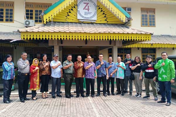 BERSAMA: Pemerintah Kecamatan Medan Perjuangan  bersama stakeholder.