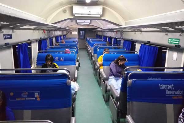 PENUMPANG KA: Penumpang kereta api terlihat sepi sejak virus corona mewabah.