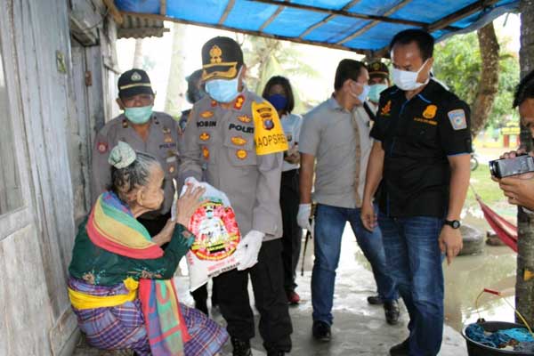 BANTUAN: Kapolres Sergai, AKBP Robin Simatupang memberikan bantuan berupa sembako kepada warga kurang mampu di Kelurahan Tualang, Kecamatan Perbaungan, Selasa (14/4).