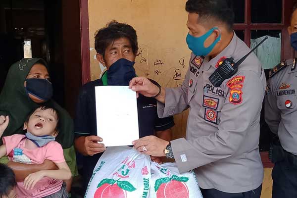 BANTUAN: Kapolsek Medan Area, Kompol Faidir Chan, memberikan bantuan sembako kepada warga kurang mampu, Rabu(15/4).