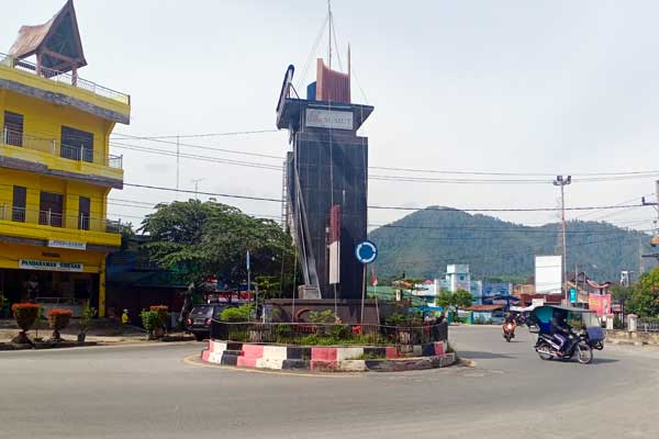 SEPI: Kota Balige di Kabupaten Toba terlihat sepi karena banyaknya warung yang tutup dan masyarakat yang memilih tinggal di rumah untuk mencegah penyebaran virus Corona.