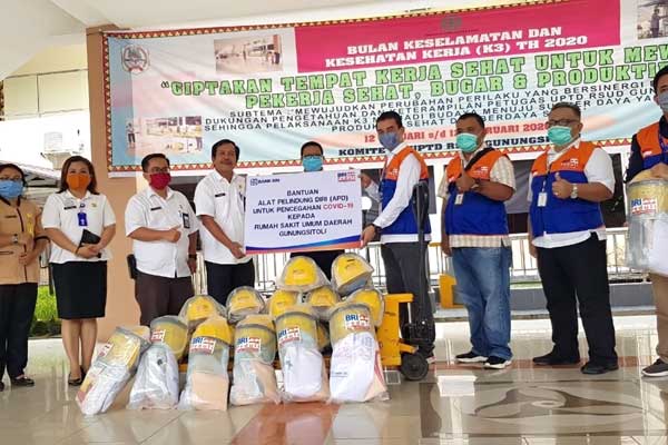 BERSAMA: Manajemen BRI Kanwil Medan beerfoto bersama Yayasan Baitul Maal (YBM) BRI dan para pegawai BRI lainnya, di kantor BRI Wilayah Medan, Jalan Putri Hijau Medan, Selasa (21/4). Sumut Pos/ ist