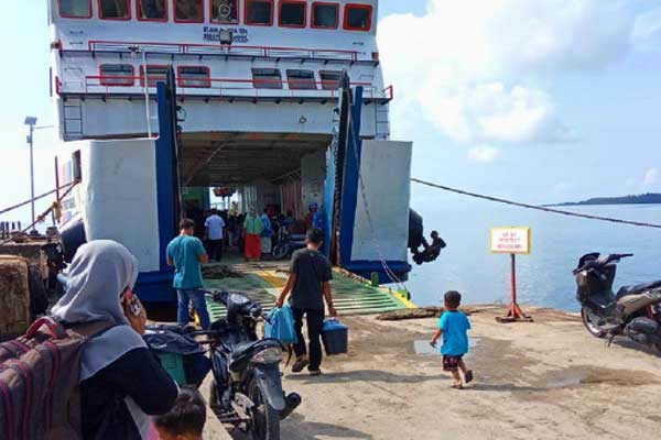 PENYEBERANGAN: Kapal penyeberangan di Pelabuhan Gunungsitoli.Kapal yang masuk dan keluar dari Pelabuhan Laut Kota Gunungsitoli, dilarang membawa penumpang.