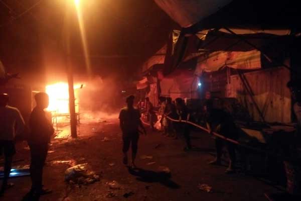 KEBAKARAN: Warga Di Sekitar Lokasi Pasar Tavid Binjai Dan Petugas Pemadam Kebakaran Mencoba Memadamkan Api Yang Melahap Tiga Ruko Pedagang. teddy akbar/ SUMUT POS
