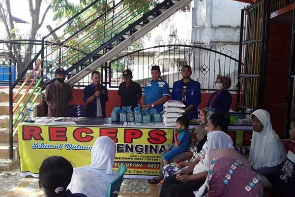 SEMBAKO GRATIS: Panitia pembagian sembako gratis yang digelar H Syahlan Siregar bersama drg H Iskandar Muda Siregar di Perbaungan, kemarin. surysa/sumut pos